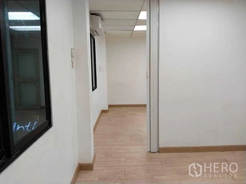 办公空间 出租在Bang Na, Bangkok - 走廊连接多间带内窗与空调的独立办公室。