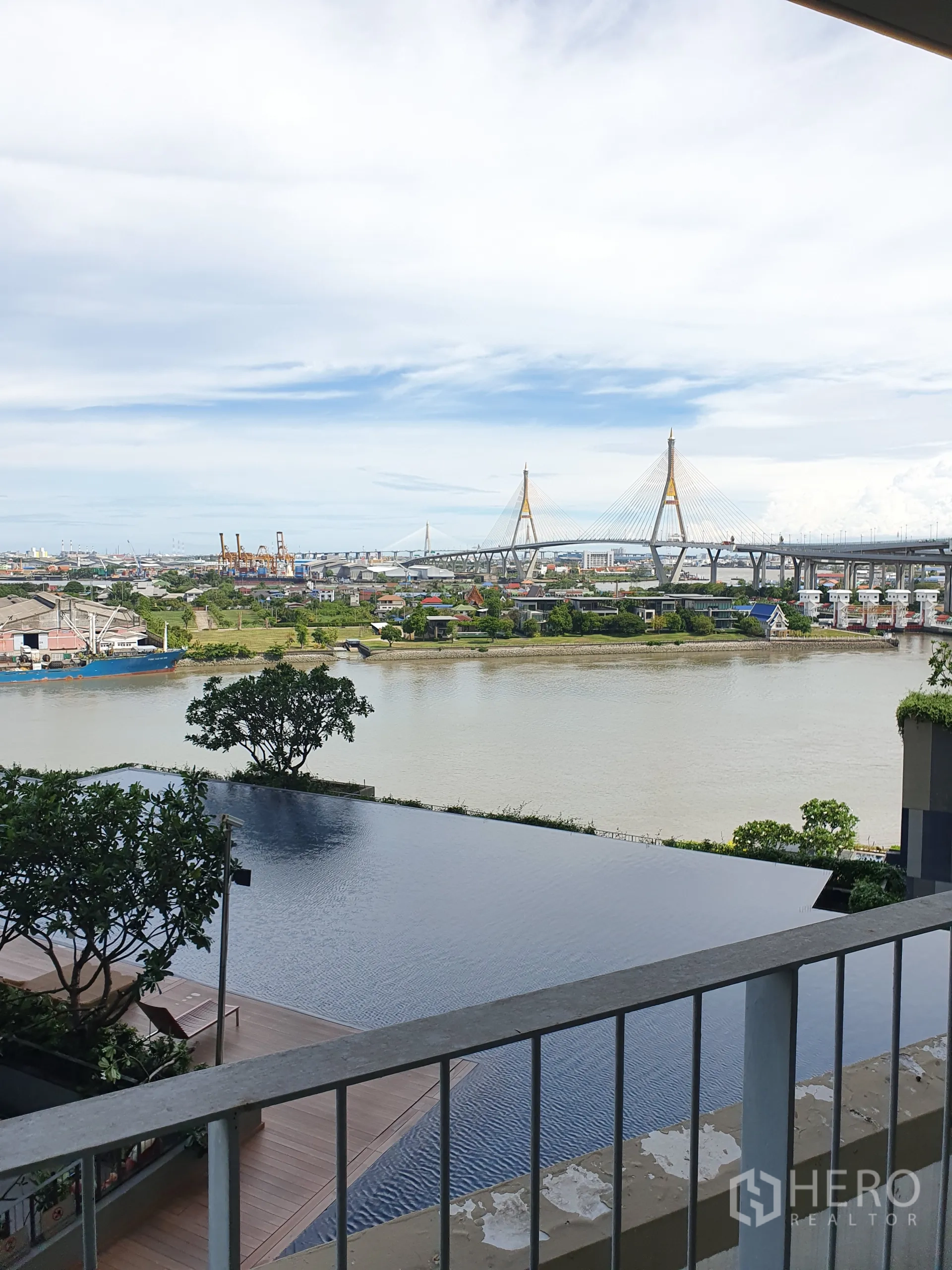 公寓 出租或出售在Yan Nawa, Bangkok - 阳台俯瞰无边际泳池、湄南河与普密蓬大桥。