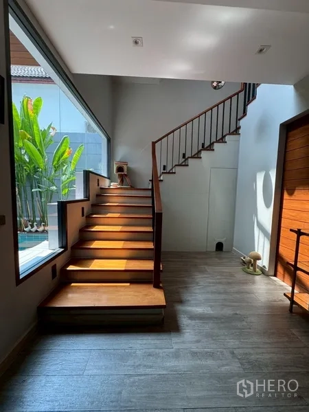 บ้านแฝด for rent in Watthana, Bangkok - บันไดติดหน้าต่างบานใหญ่ที่มองเห็นสวนริมสระ