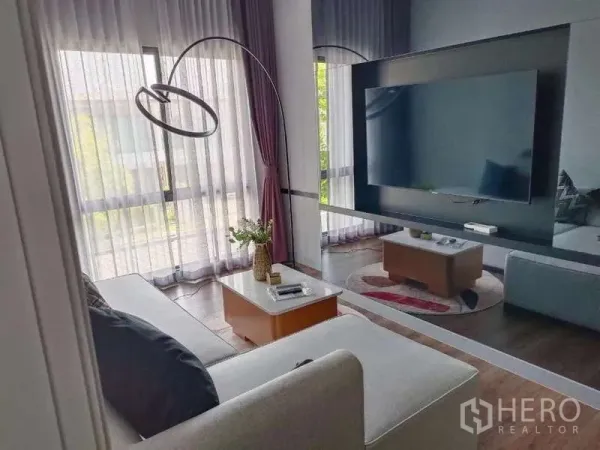 บ้าน ให้เช่าในBang Phli, Samut Prakan - ห้องแฟมิลี่ชั้นบน โซฟา ทีวีจอติดผนังขนาดใหญ่ และหน้าต่างสูงรับแสงธรรมชาติ