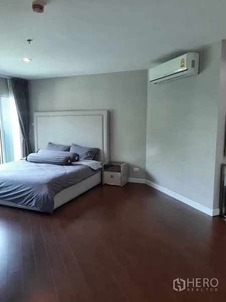คอนโด ให้เช่าหรือขายในHuai Khwang, Bangkok - ห้องนอนมาสเตอร์ พื้นไม้ เตียงคิงและแอร์ ติดระเบียง