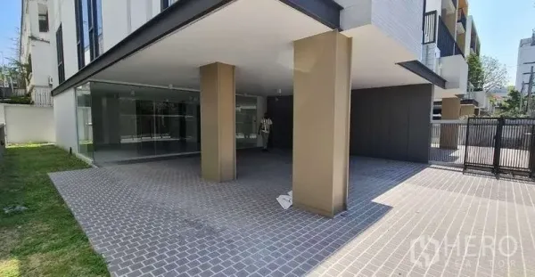 带办公室的家 出售在Suan Luang, Bangkok - 现代建筑前部的有顶车棚与玻璃入口
