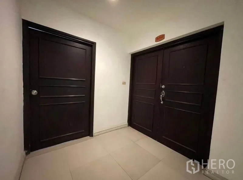 Condominium for rent - Private foyer with double entry doors to the condominium.