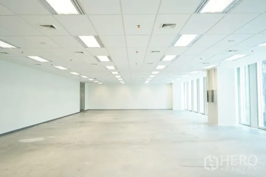 Office Space for rent in Bang Na, Bangkok - Deep floor plate office with even lighting, air‑conditioning vents and fire sprinklers.