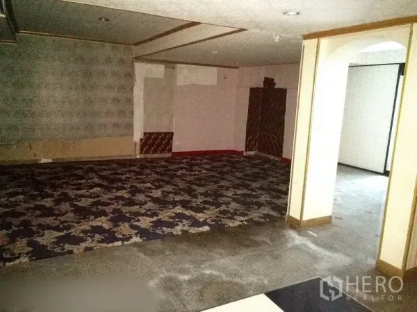 Retail Space for rent in Khlong Toei, Bangkok - Large carpeted room with recessed lighting, suitable for showroom or dining space.