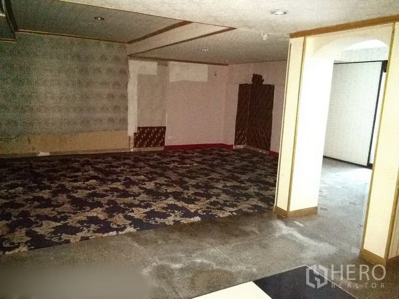 Retail Space for rent in Khlong Toei, Bangkok - Large carpeted room with recessed lighting, suitable for showroom or dining space.
