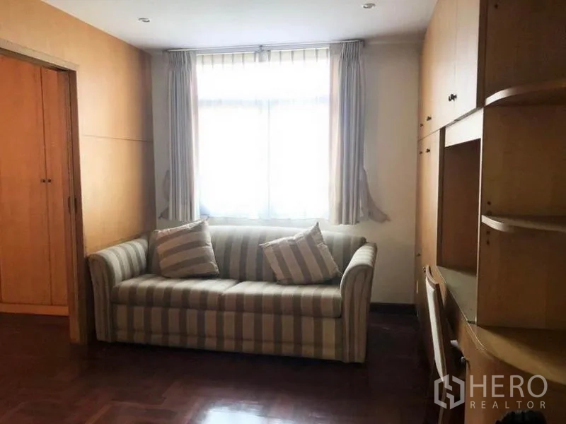 บ้าน ขายในMueang Samut Prakan, Samut Prakan - ห้องนั่งเล่นเล็กพร้อมโซฟาลายทางและตู้บิลท์อิน