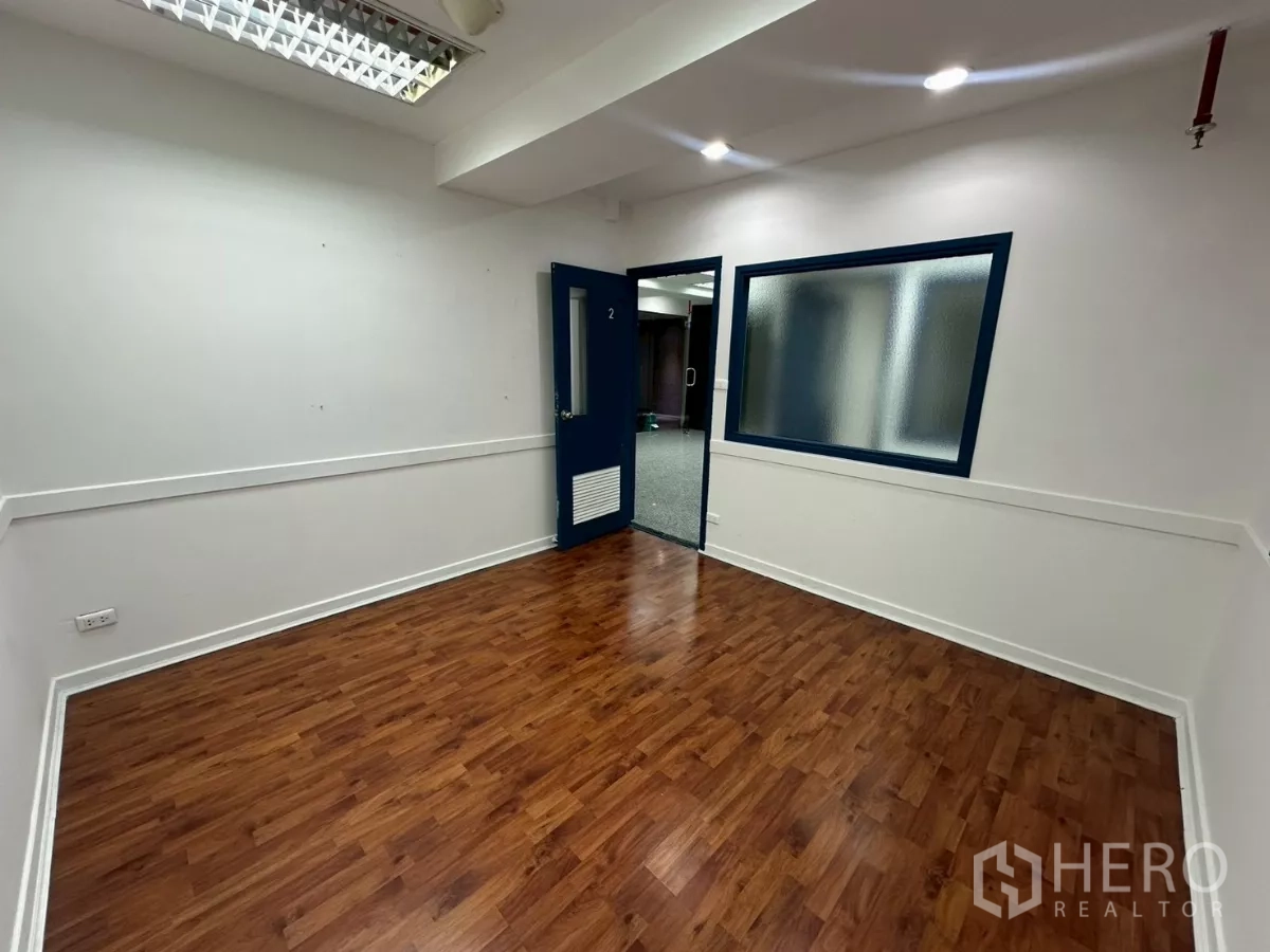 Office Space for rent in Khlong Toei, Bangkok - Private office with an internal frosted window and doorway to the common area.
