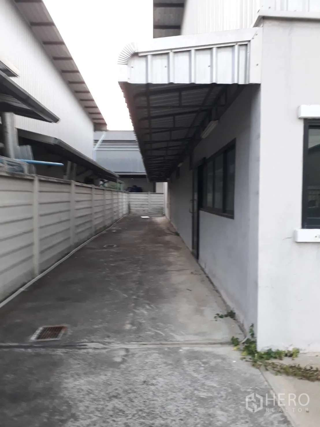 Warehouse for sale in Bang Len, Nakhon Pathom - Narrow side passage with drainage between warehouse buildings and awnings.