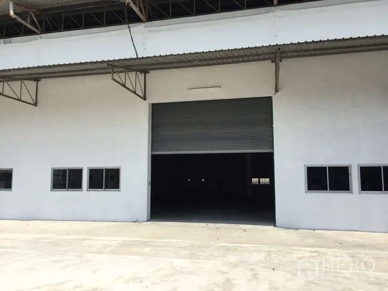 โรงงาน ให้เช่าในBang Bo, Samut Prakan - ประตูม้วนทางรับส่งสินค้าพร้อมหน้าต่างด้านหน้าโรงงาน