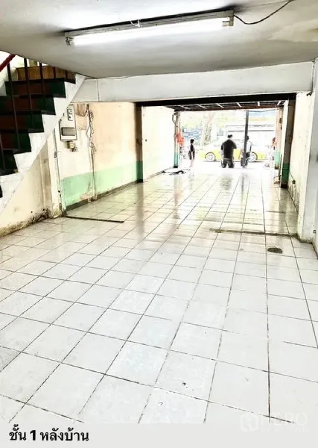 店屋 出租在Watthana, Bangkok - 一层商铺空间，白色地砖，临街开口，侧边楼梯。