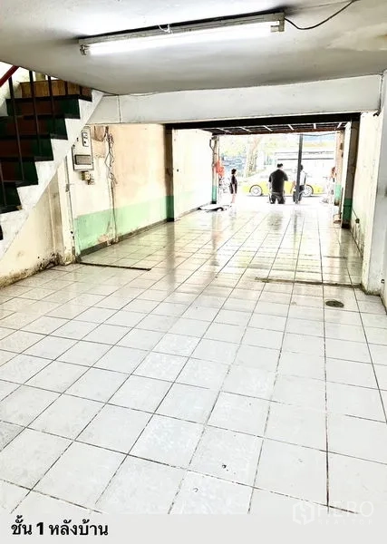 店屋 出租在Watthana, Bangkok - 一层商铺空间，白色地砖，临街开口，侧边楼梯。