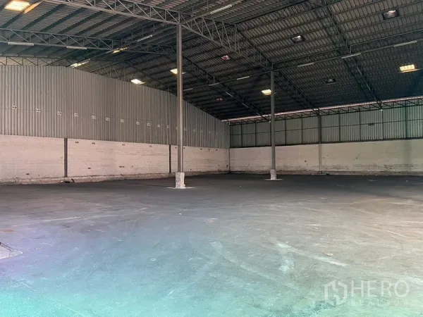 คลังสินค้า ให้เช่าในBang Sao Thong, Samut Prakan - ภายในโกดังพื้นที่โล่งกว้าง เสาเหล็ก พื้นคอนกรีต และผนังเมทัลชีท