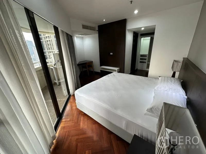 คอนโด ให้เช่าในWatthana, Bangkok - ห้องนอนใหญ่ เตียงควีน กระจกเต็มพื้นจรดเพดาน และทางออกสู่ระเบียง