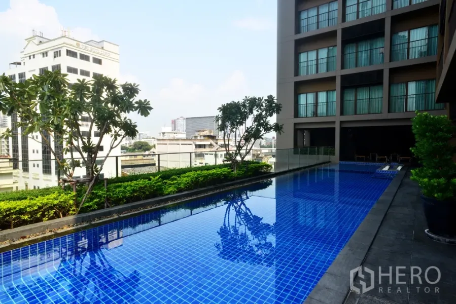 公寓 出租在Bangkok - 公寓景观泳道与绿化露台，俯瞰城市天际线