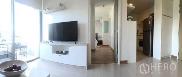 公寓 出租在Watthana, Bangkok - 全景客厅连接阳台，卧室与厨房相邻分布。