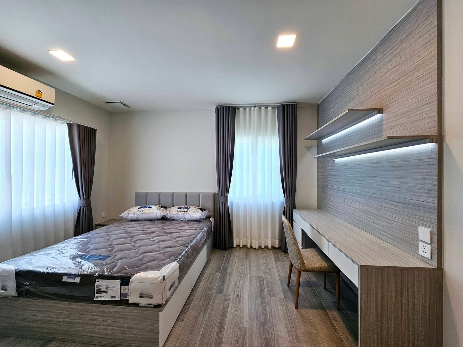 บ้าน ให้เช่าในBang Phli, Samut Prakan - ห้องนอนรอง เตียงคู่ หน้าต่างใหญ่ และโต๊ะทำงานบิวท์อินยาว