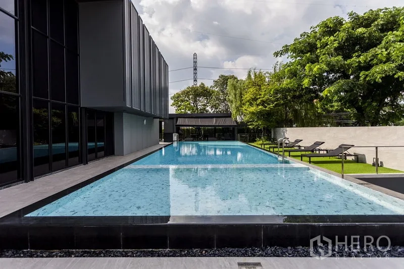 Townhouse for rent in Samut Prakan - Long lap swimming pool and sun deck beside the modern clubhouse.