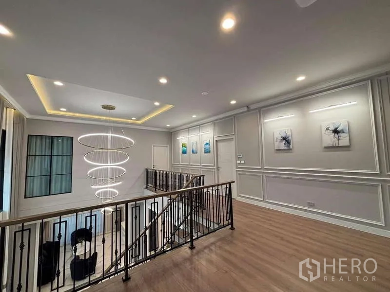 บ้าน ให้เช่าในBang Phli, Samut Prakan - โถงชั้นบน โคมไฟวงแหวน ราวบันไดเหล็ก ชมวิวโถงด้านล่าง