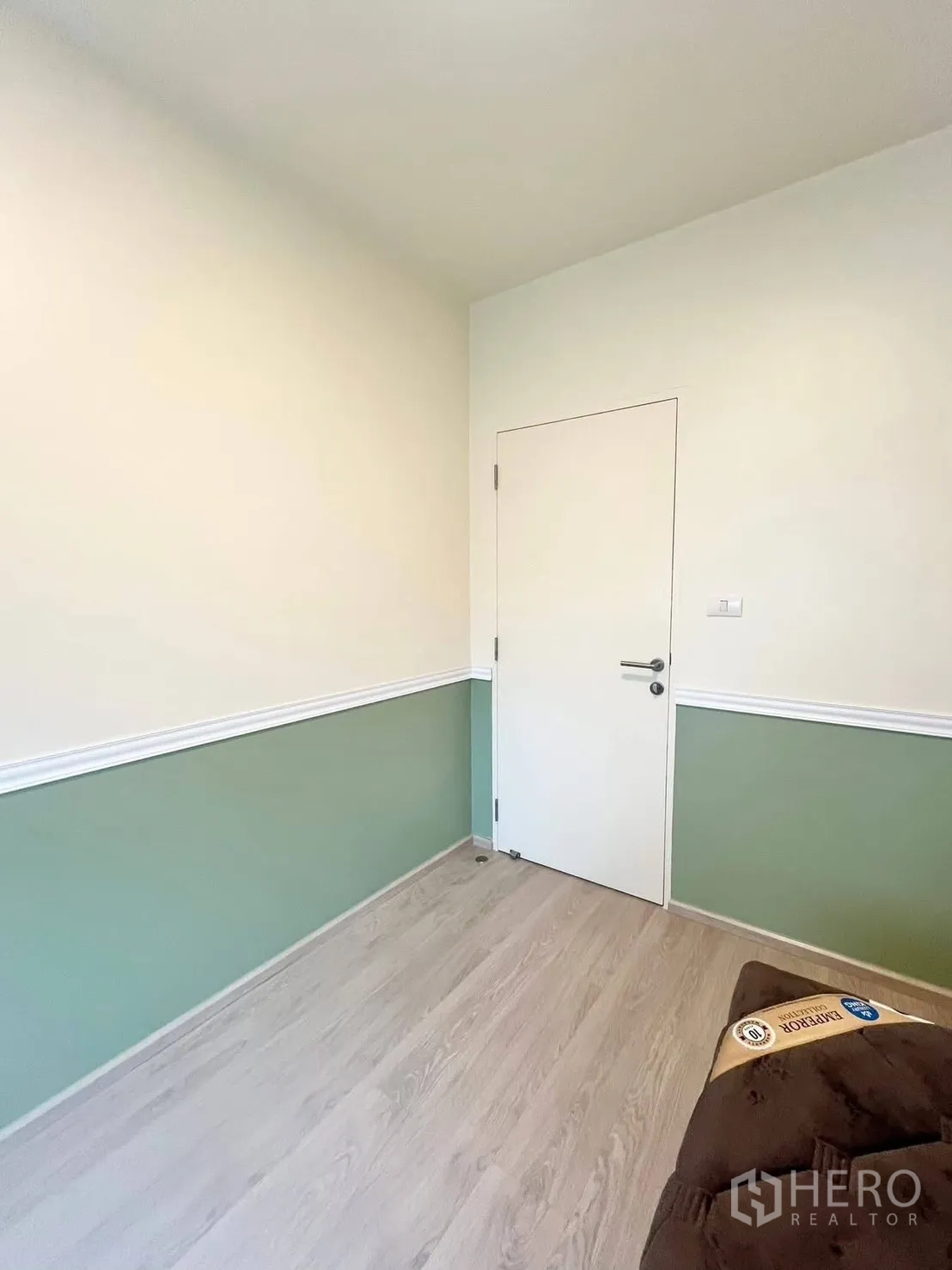 ทาวน์เฮาส์ for rent in Bang Phli, Samut Prakan - มุมมองห้องนอนเดียวกัน เห็นประตูผนังทูโทนและพื้นไม้ลามิเนต