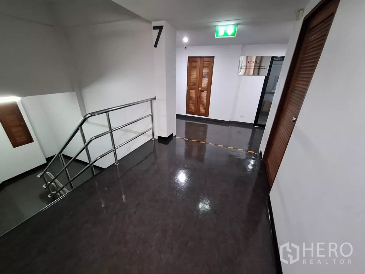 สำนักงาน ให้เช่าในWatthana, Bangkok - โซนออฟฟิศเปิดโล่ง ผนังกระจกกรอบดำและแอร์แขวนฝ้า