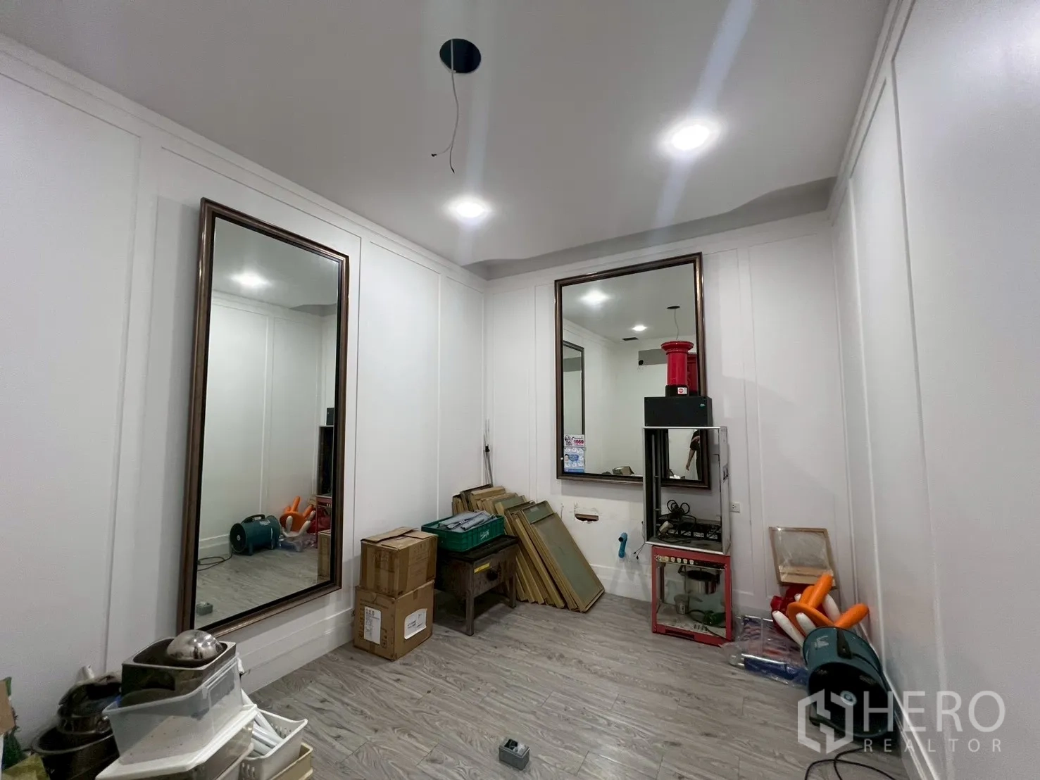 พื้นที่ขายปลีก ให้เช่าในWatthana, Bangkok - ห้องติดกระจกเงาบานใหญ่สองบาน ผนังสีขาว พื้นลายไม้ พร้อมของเก็บ