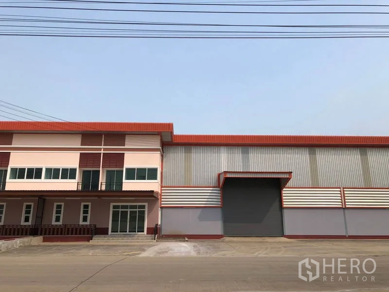 工厂 出租在Bang Len, Nakhon Pathom - 工厂正立面，附带办公楼与大型卷闸门。