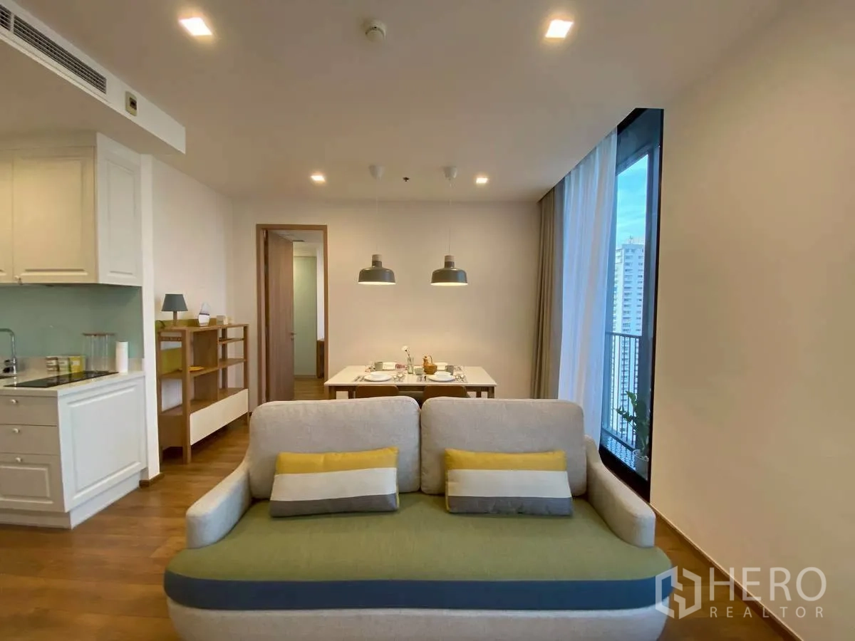 คอนโด for rent in Watthana, Bangkok - พื้นที่นั่งเล่นและรับประทานอาหารแบบโอเพ่นติดครัวและหน้าต่างสูง