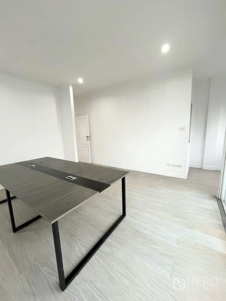 Home Office for rent in Bueng Kum, Bangkok - Light-filled meeting room with modern table and wood-look floor