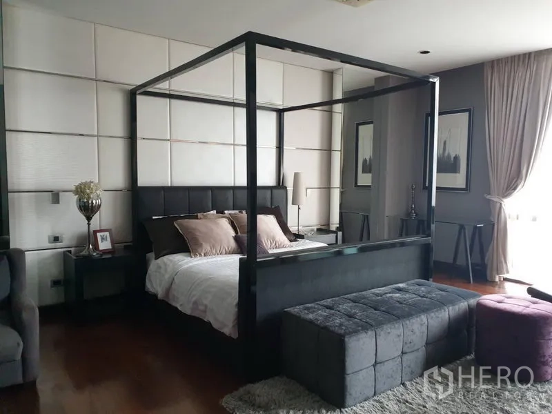 独立式住宅 出售在Watthana, Bangkok - 主卧设四柱床、床尾长凳与大窗。