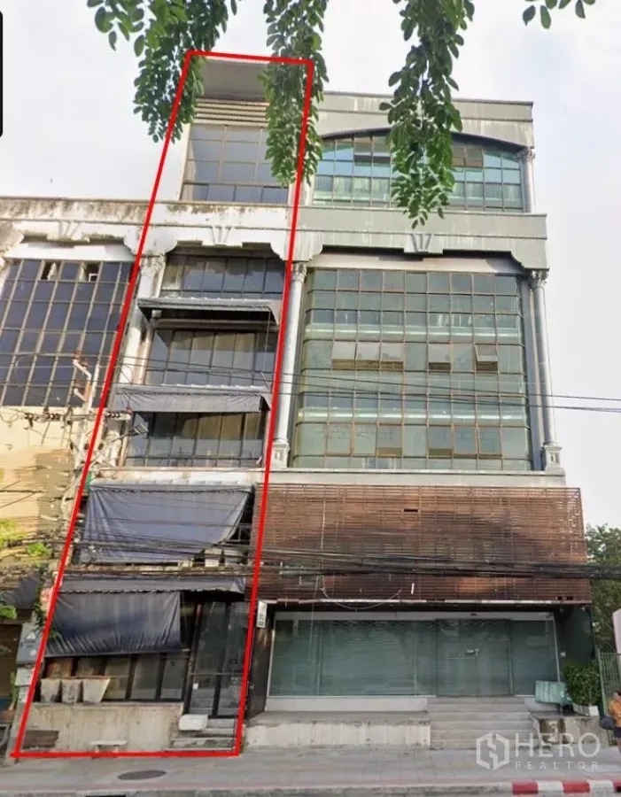 อาคารพาณิชย์ ให้เช่าในBang Na, Bangkok - ด้านหน้าอาคารพาณิชย์สูง 5.5 ชั้น หน้ากว้างประมาณ 6 เมตร ขีดกรอบสีแดงบนตึกแถวบางนา