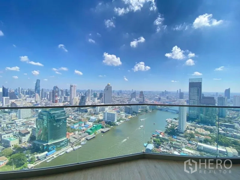 公寓 出租在Khlong San, Bangkok - 阳台全景俯瞰昭拍耶河与曼谷高楼，天空湛蓝。