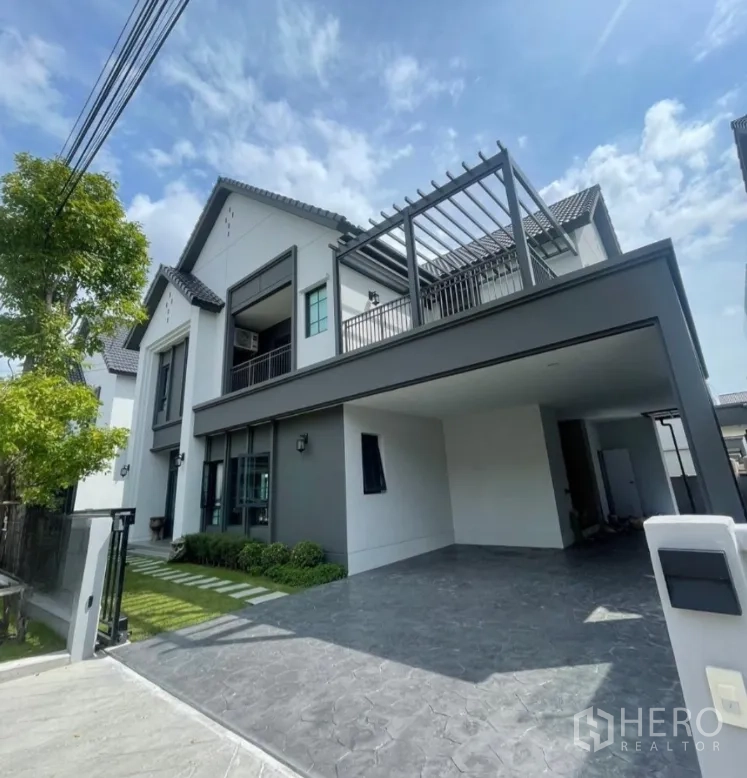 Detached House for rent in Bang Phli, Samut Prakan - Modern two-storey detached house exterior with double carport and landscaped lawn in Bang Phli.