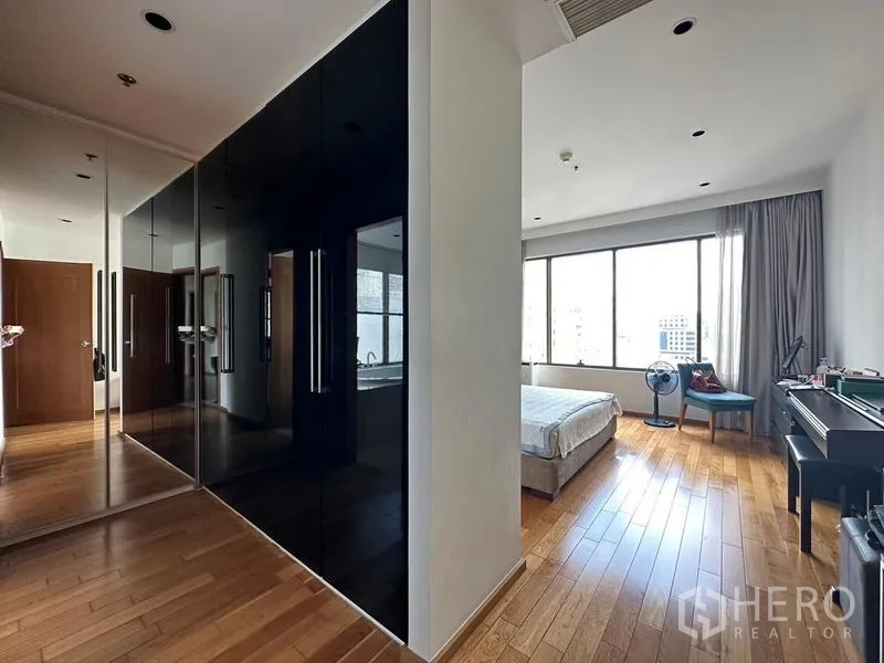 公寓 出售在Khlong Toei, Bangkok - 主卧入口配高光嵌入衣柜与木地板