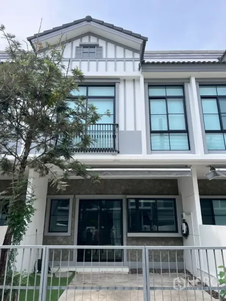 Townhouse for rent in Bang Phli, Samut Prakan - Modern 2-storey townhouse facade with large windows and gated front yard in Bang Phli.