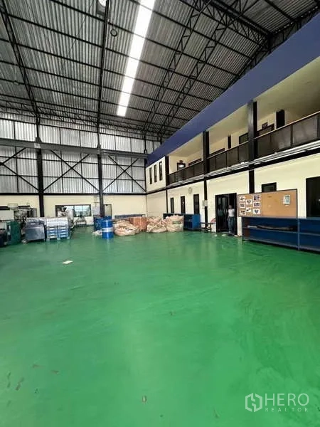 โรงงาน ขายในSi Racha, Chon Buri - พื้นที่งานโล่งพร้อมปีกสำนักงานชั้นลอย จุดเก็บของ และชั้นวาง