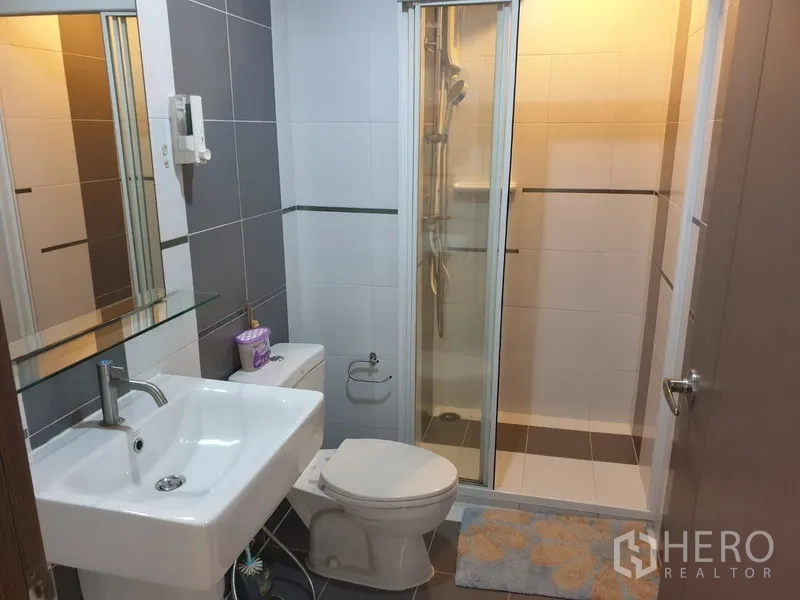 公寓 出租在Watthana, Bangkok - 现代浴室，玻璃淋浴间、盥洗台与坐便器