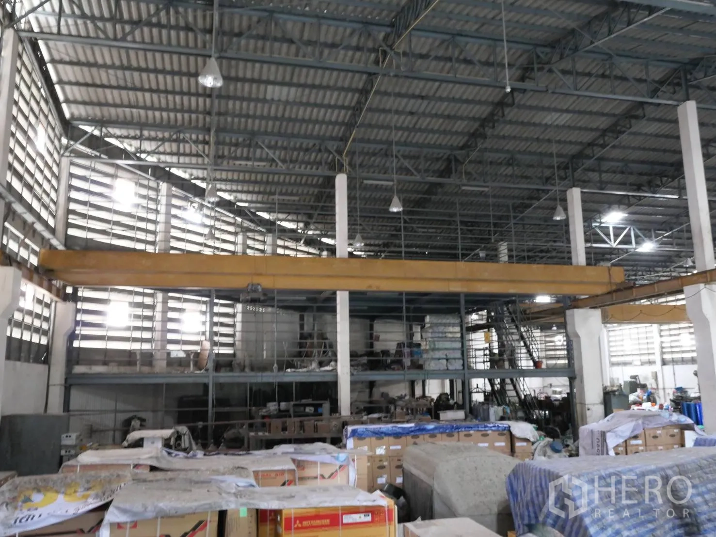 工厂 出租或出售在Bang Khun Thian, Bangkok - 夹层下的仓储区，堆放纸箱并设装卸空间。