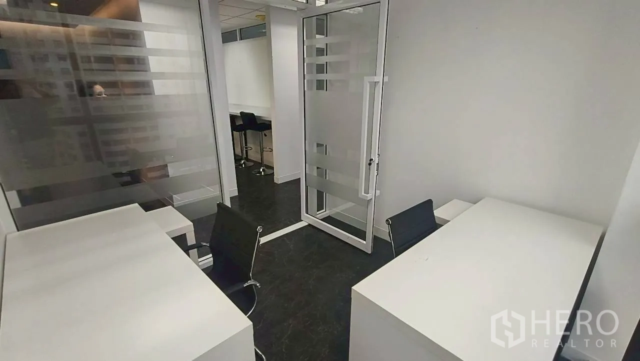 ออฟฟิศ for rent in Ratchathewi, Bangkok - ห้องประชุมเล็กประตูกระจกฝ้าพร้อมโต๊ะสองตัว.