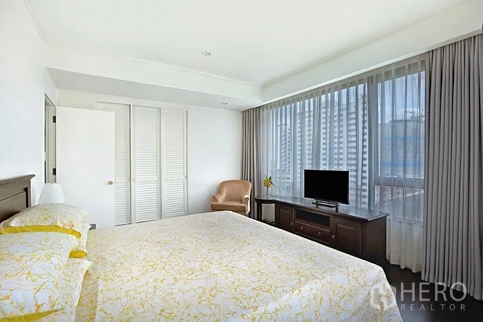 公寓 出租在Khlong San, Bangkok - 主卧另一角，电视柜、大窗与白色衣柜门。