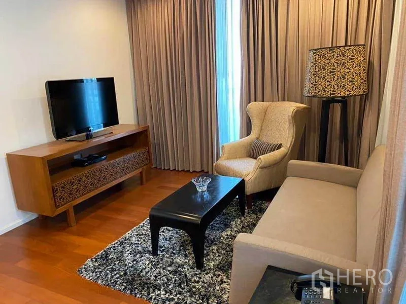 คอนโด ให้เช่าในWatthana, Bangkok - ห้องนั่งเล่นพร้อมโซฟา เก้าอี้อาร์มแชร์ ชั้นวางทีวี โคมไฟตั้งพื้นลาย และผ้าม่านบานใหญ่