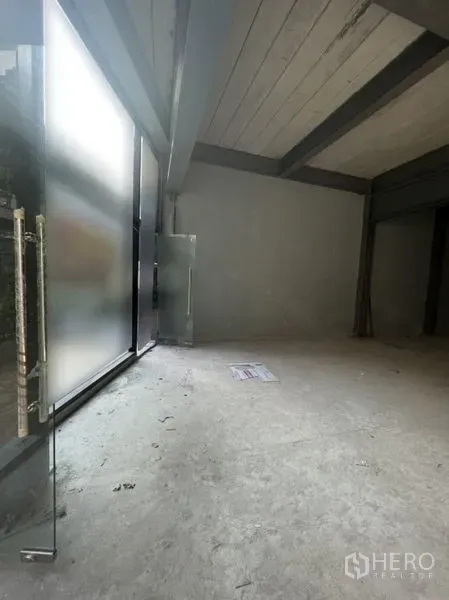 Retail Space for rent in Watthana, Bangkok - Unfinished retail area with concrete floor, floor-to-ceiling frosted glazing and a glass entrance door.