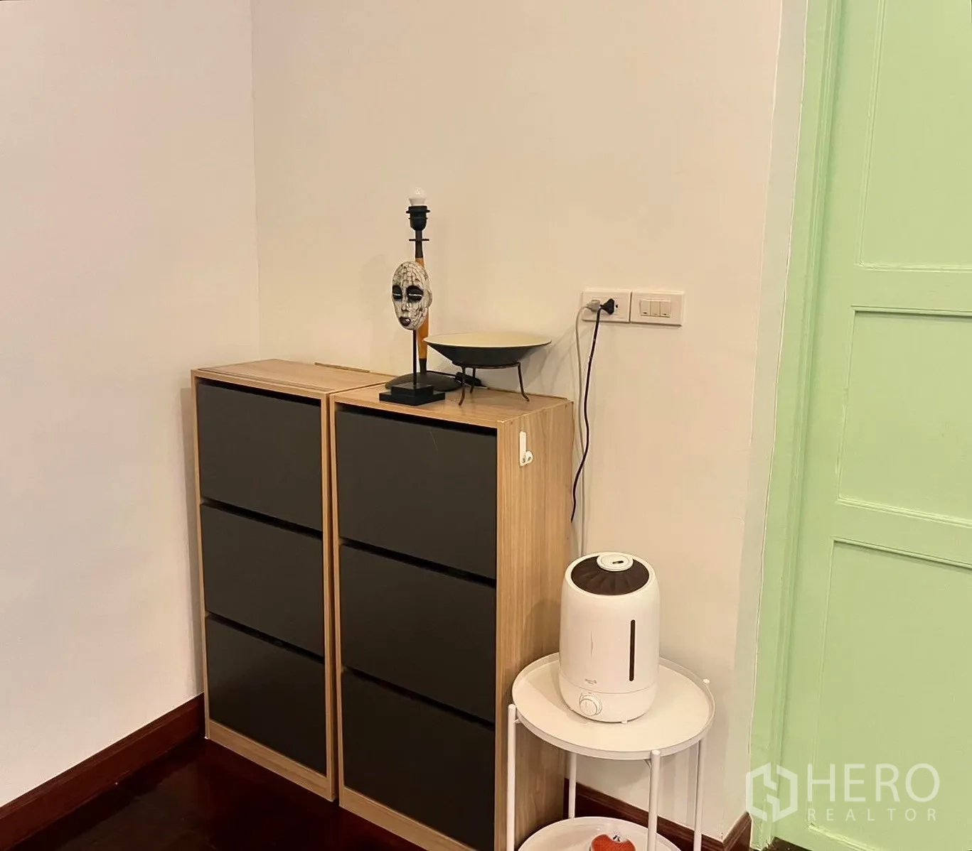 店屋 for rent in Bang Rak, Bangkok - 角落里有收纳柜和小型加湿器。