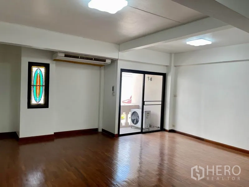 带办公室的家 出租在Khlong Toei, Bangkok - 未配家具的开放房间，木地板，吸顶灯与玻璃推拉门。