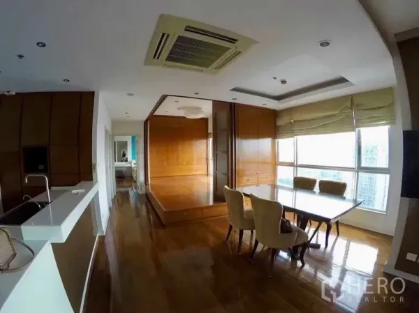 公寓 出租或出售在Khlong San, Bangkok - 餐区旁为抬高木质平台房，吊顶与大窗采光充足
