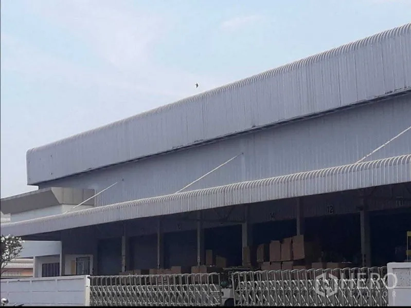 คลังสินค้า ให้เช่าในBang Phli, Samut Prakan - ท่าโหลดสินค้าภายนอกแบบมีหลังคา หลายช่อง ที่คลังสินค้าอุตสาหกรรม