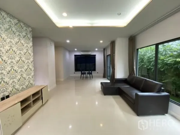 บ้าน ให้เช่าในBang Kapi, Bangkok - ห้องนั่งเล่นกว้าง ฝ้าหลุมไฟดาวน์ไลท์และผนังลายวอลเปเปอร์