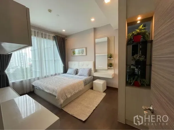 คอนโด ให้เช่าในRatchathewi, Bangkok - ห้องนอนสว่างเตียงควีน หน้าต่างบานใหญ่ โต๊ะเครื่องแป้งและพื้นไม้ในคอนโดราชเทวี