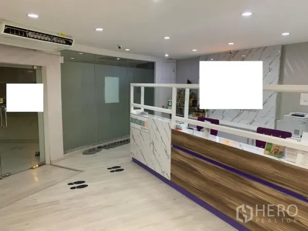 Retail Space for rent in Pathum Wan, Bangkok - Reception area featuring a marble-clad counter, wood accents and glass partition walls.