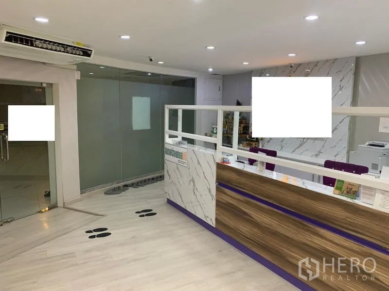 Retail Space for rent in Pathum Wan, Bangkok - Reception area featuring a marble-clad counter, wood accents and glass partition walls.